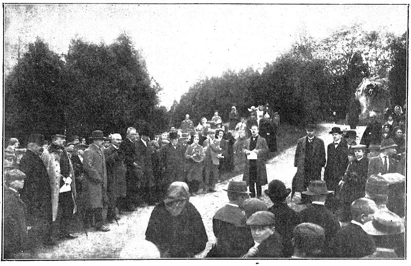 Az első iskolai ünnep a Hősök Temetőjében 1915. május 12-én.