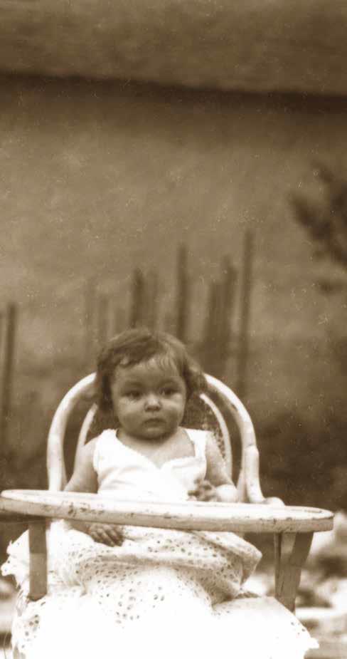 A kisgyermek Szabó Magda a Domb utcai ház udvarán (1918)