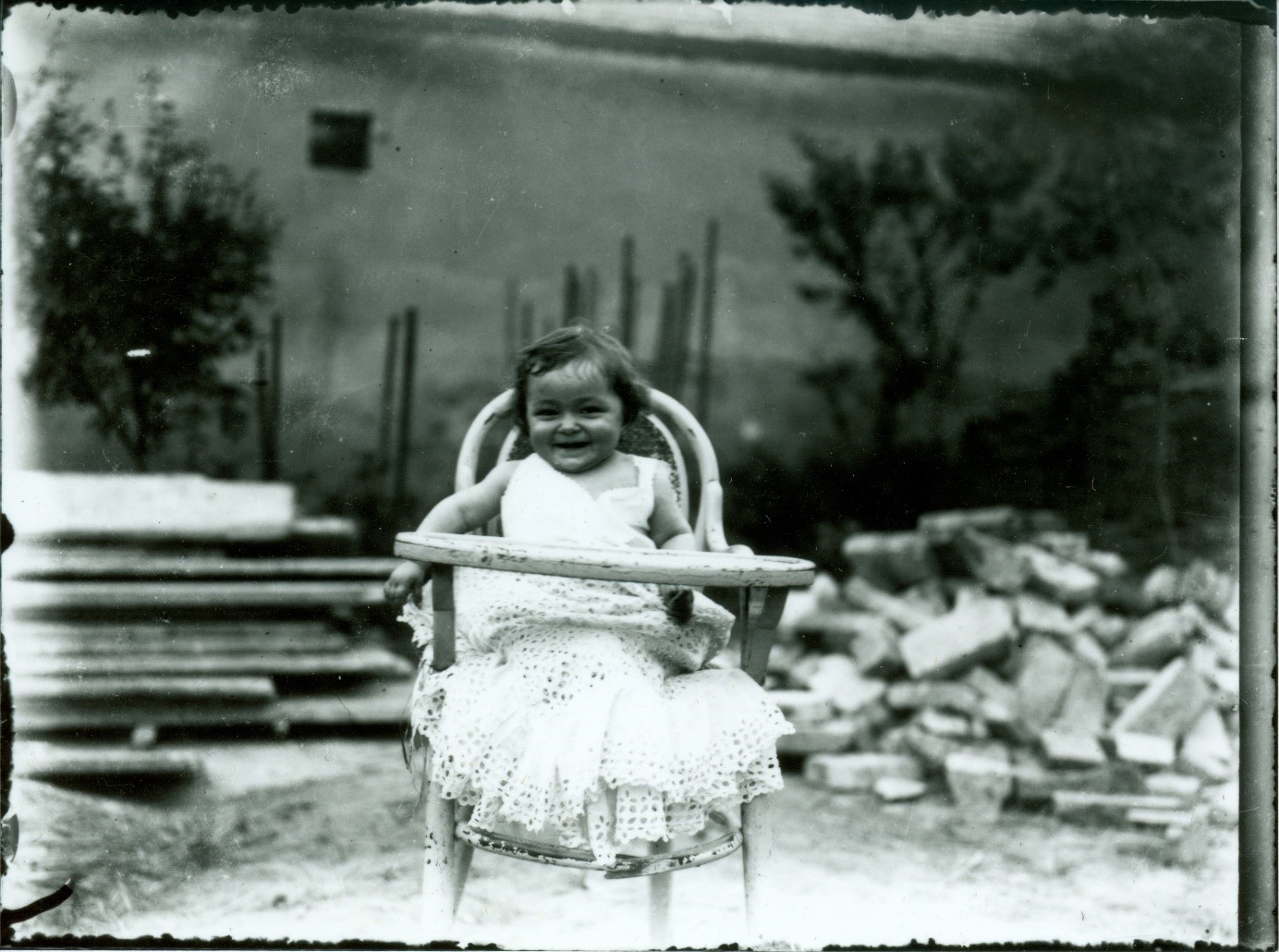 Szabó Magda a Domb utcai ház udvarán 1918-ban