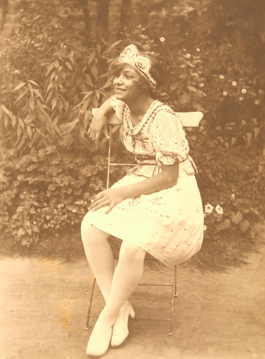 Szabó Magda ünnepi viseletben 