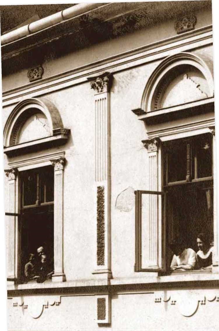 A Bethlen utcai ház homlokzatának részlete az 1930-as években