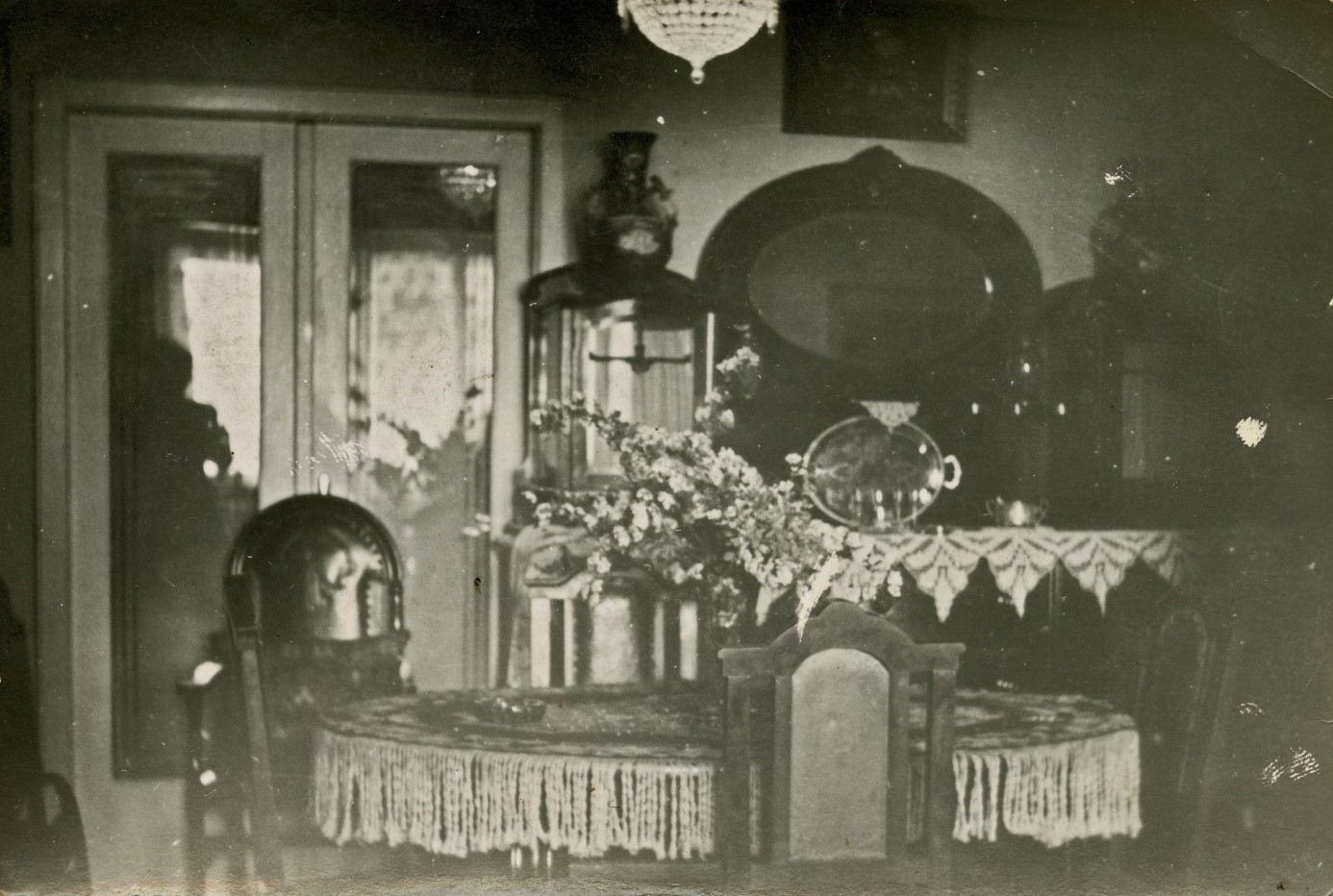 Polgári szalon részlete az 1920-as években