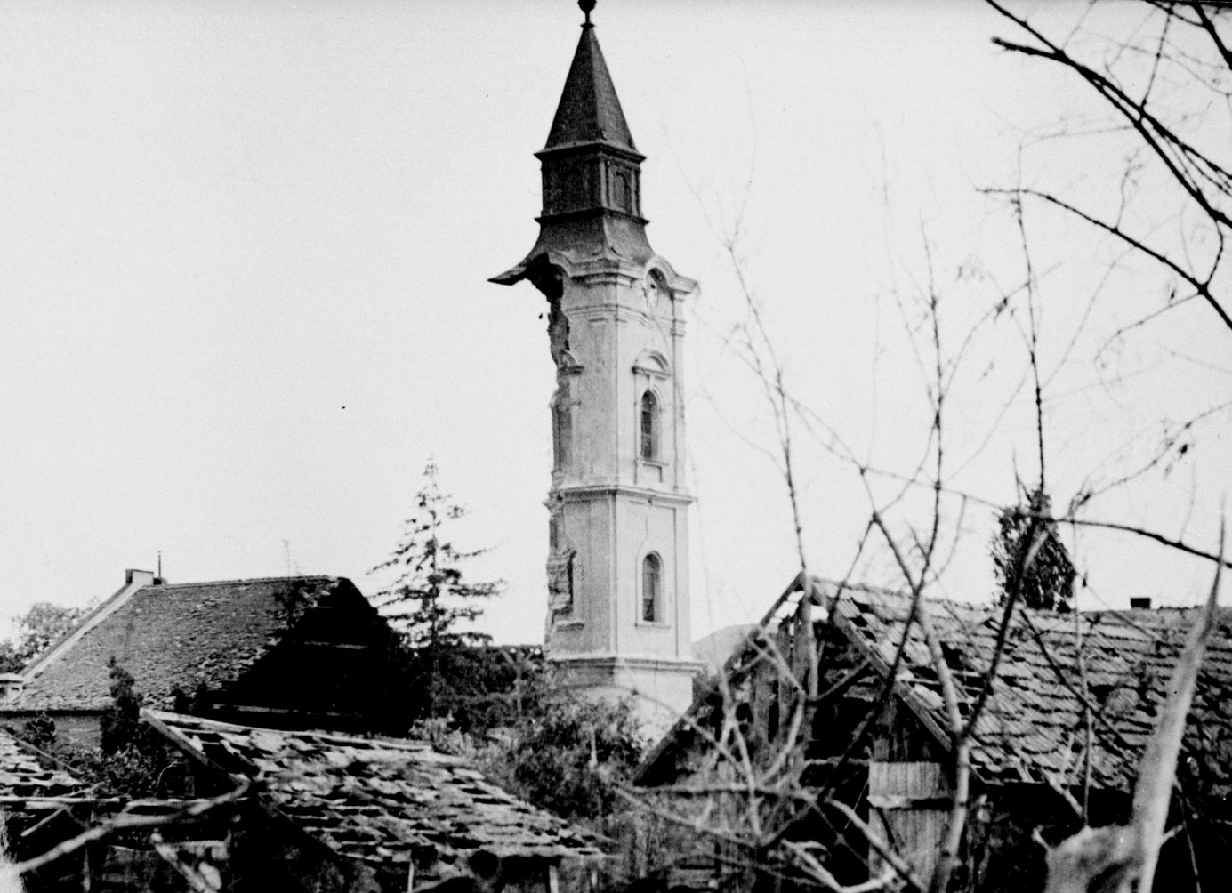 Az Ispotály templom tornya az 1944-es bombázás után