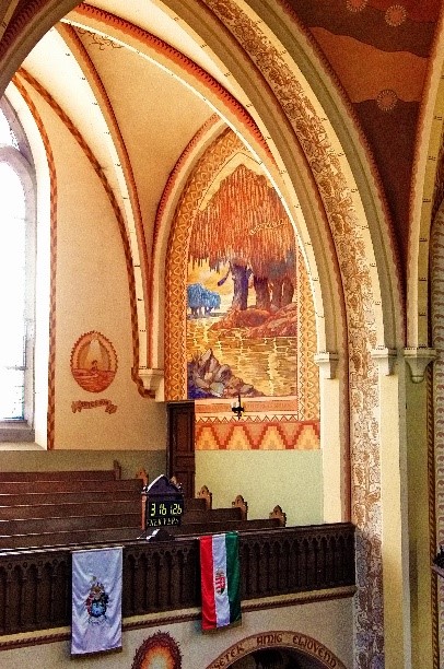Az egyik seccó-dísz a templombelsőben