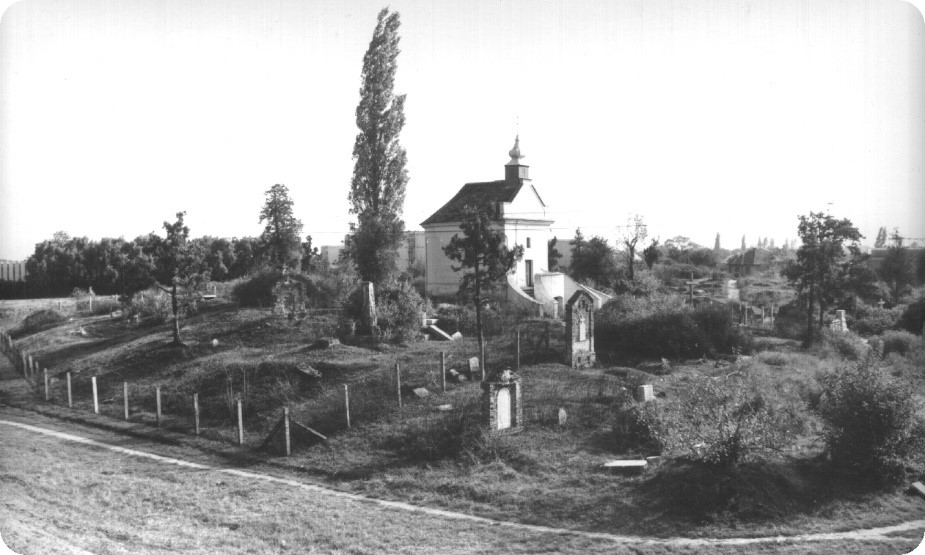 A temetőkápolna az 1980-as évekbeli felújítás után
