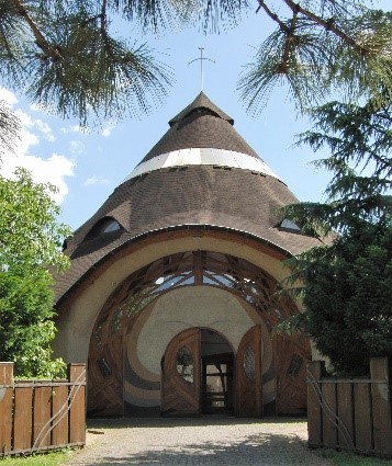 A tócóskerti római katolikus templom főhomlokzata