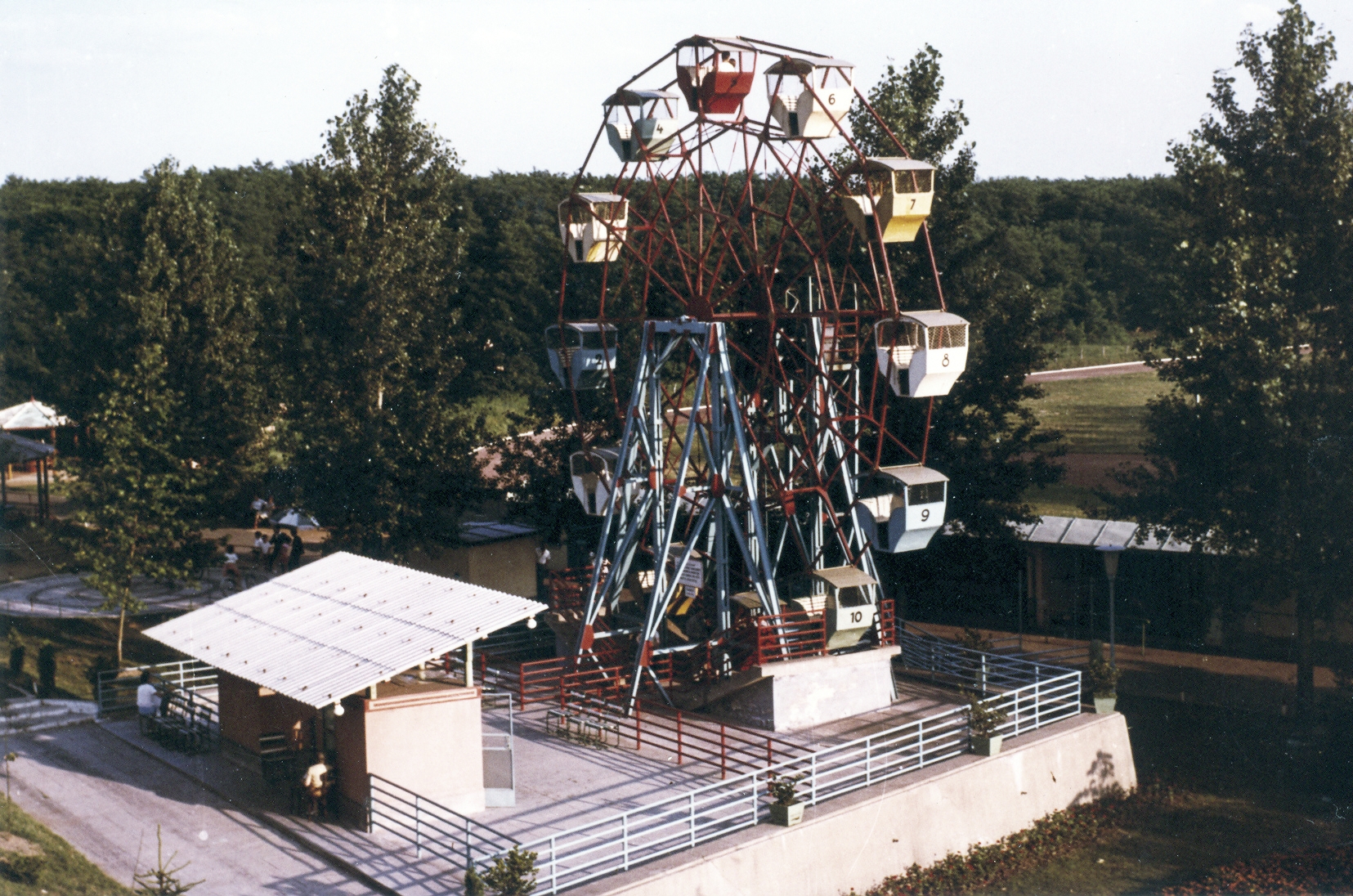 A családi zongora tetején tervezett óriáskerék. Fotó: Fortepan / Debreceni Állatkert és Vidámpark, 1974