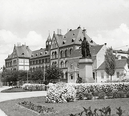 A Református Főgimnázium a Kálvin téri Csokonai-szoborral