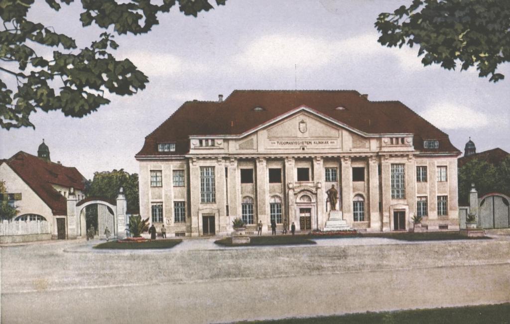 Az egyetemi klinikák főépülete Tisza István szobrával